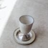 ⁦גביע קידוש מאלומיניום מגוון לבן עם נצנץ זהב⁩ – תמונה ⁦2⁩