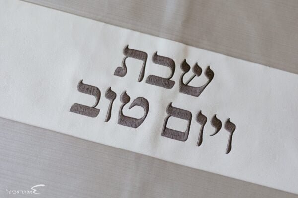 ⁦כסוי לחלות דמוי עור אפור לבן⁩ – תמונה ⁦2⁩