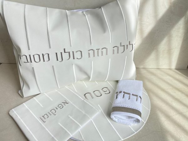 סט 4 חלקים לפסח דמוי עור לבן עם כסף